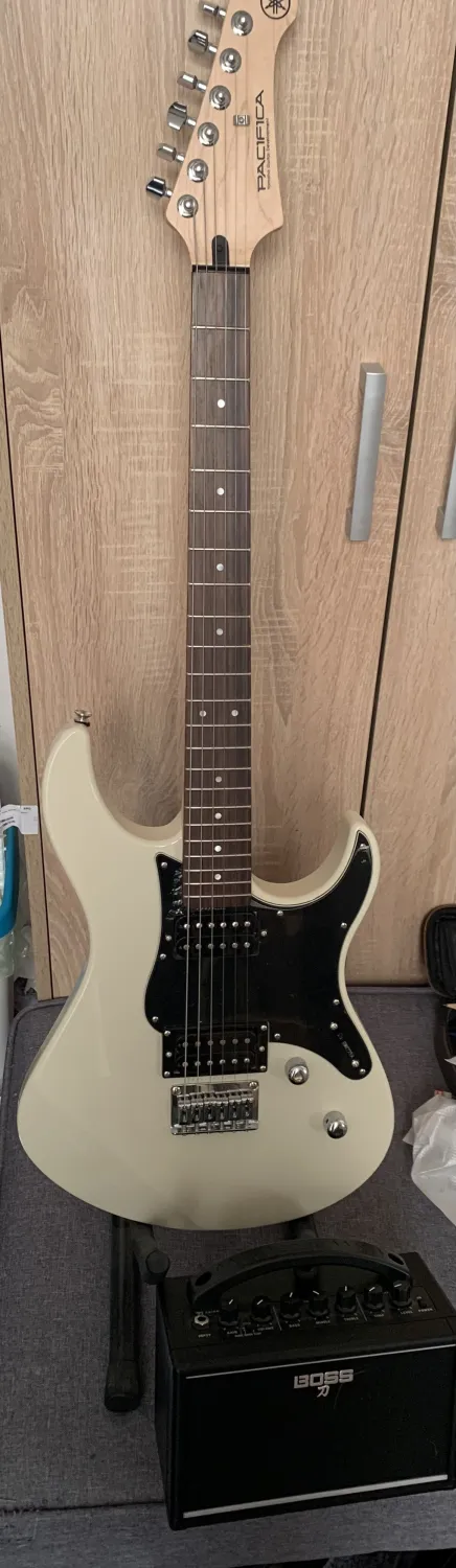 YAMAHA Pacifica 120H Vintage White Elektrická gitara YAMAHA Pacifica 120H Vintage White Elektrická gitara