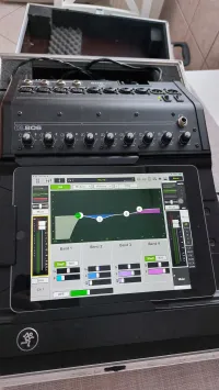 Mackie DL806
