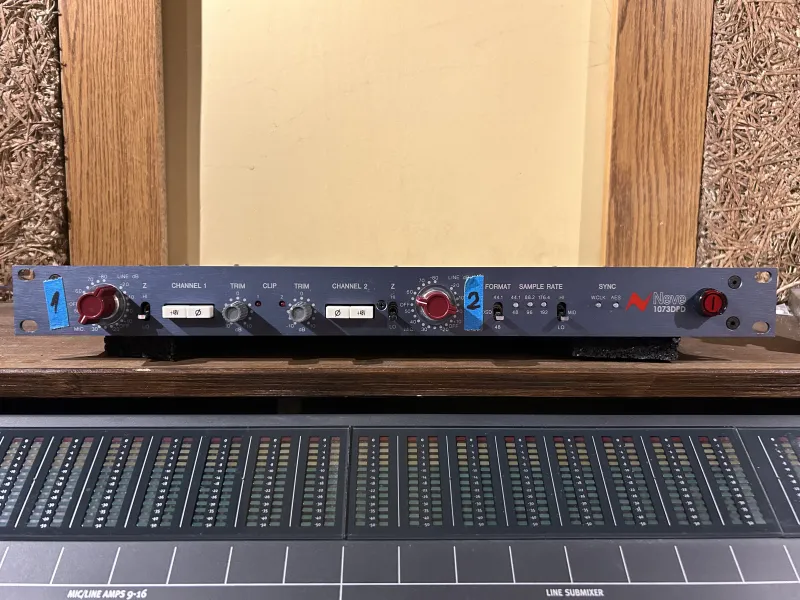 - Neve 1073 DPD Mikrofónový predzosilňovač