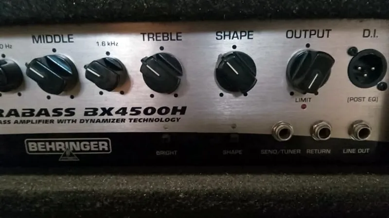 Behringer BX4500H Cabezal y caja de bajo