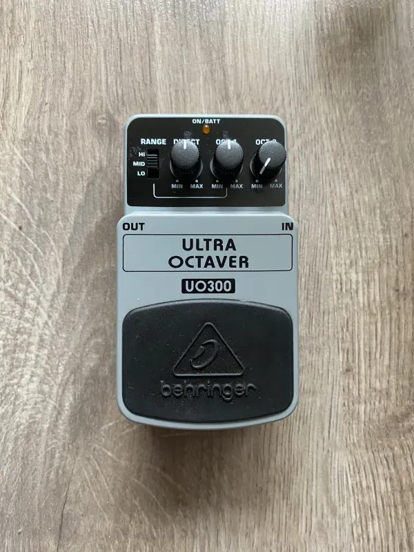 Behringer UO300 Ultra Octaver pedal de octava