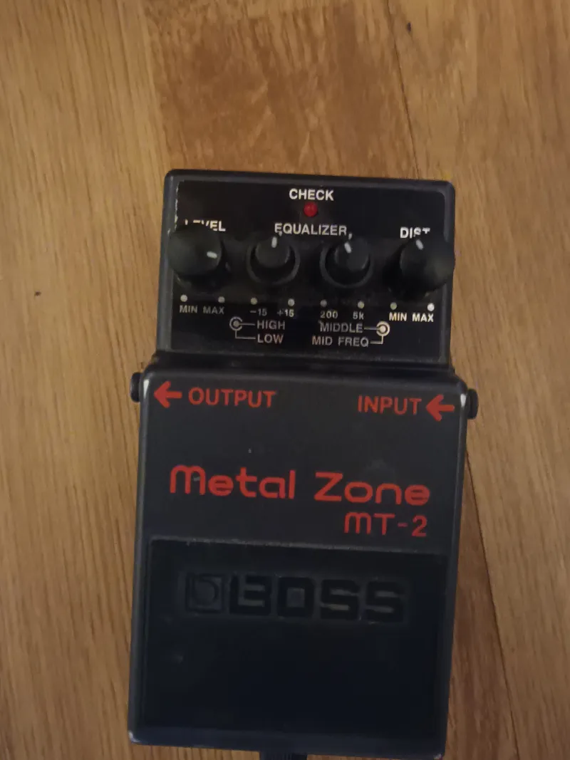 BOSS Metal zone mt-2 Pedál