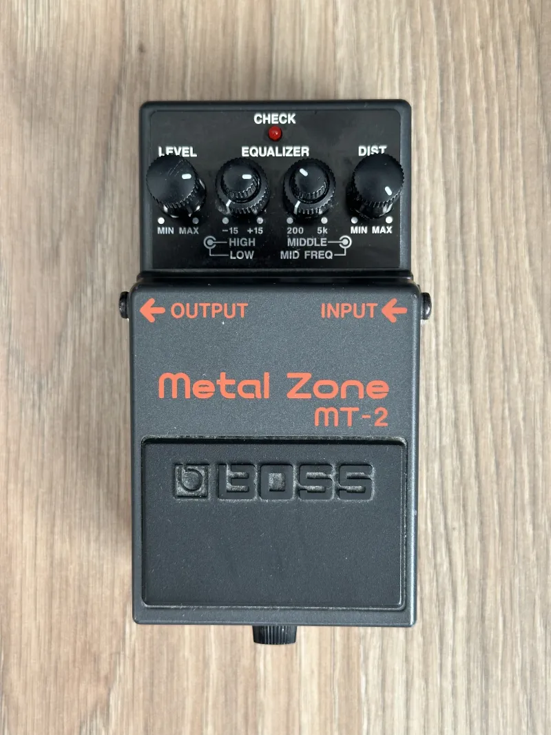 BOSS MT-2 Effekt pedál