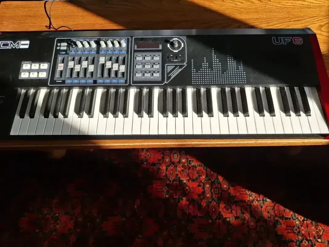 CME UF6 MIDI keyboard