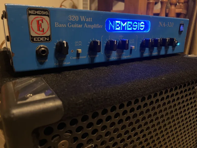 Eden Nemesis NA320 Basszuserősítő-fej
