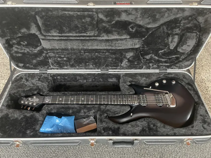 Music Man Majesty Polar Noir Electric guitar