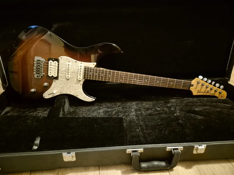 YAMAHA Pacifica 812 E-Gitarre