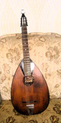 - Anton Bauer gitárlant.