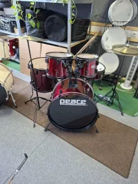 - Peace márkájú belépőkategóriás