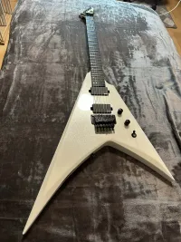 ESP V-II FR PEARL WHITE E-Gitarre - Tácsi [Today, 2:47 pm]