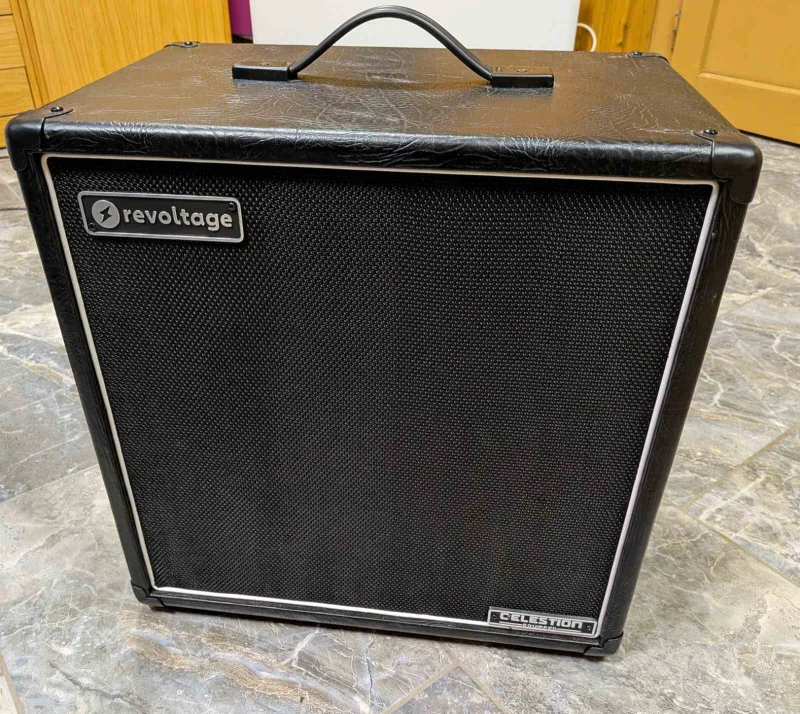 Revoltage RV-G112V Celestion V30 Gitárláda