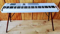Makulátlan állapotú midi billentyűzet. Fatar TP100LR hammer action keybed, egész kellemes súlyozott billentyűk, nem a szokványos synth action. Masszív fémházas kivitel. Adom vele a gyári fa lábakat (csak ez volt [...]