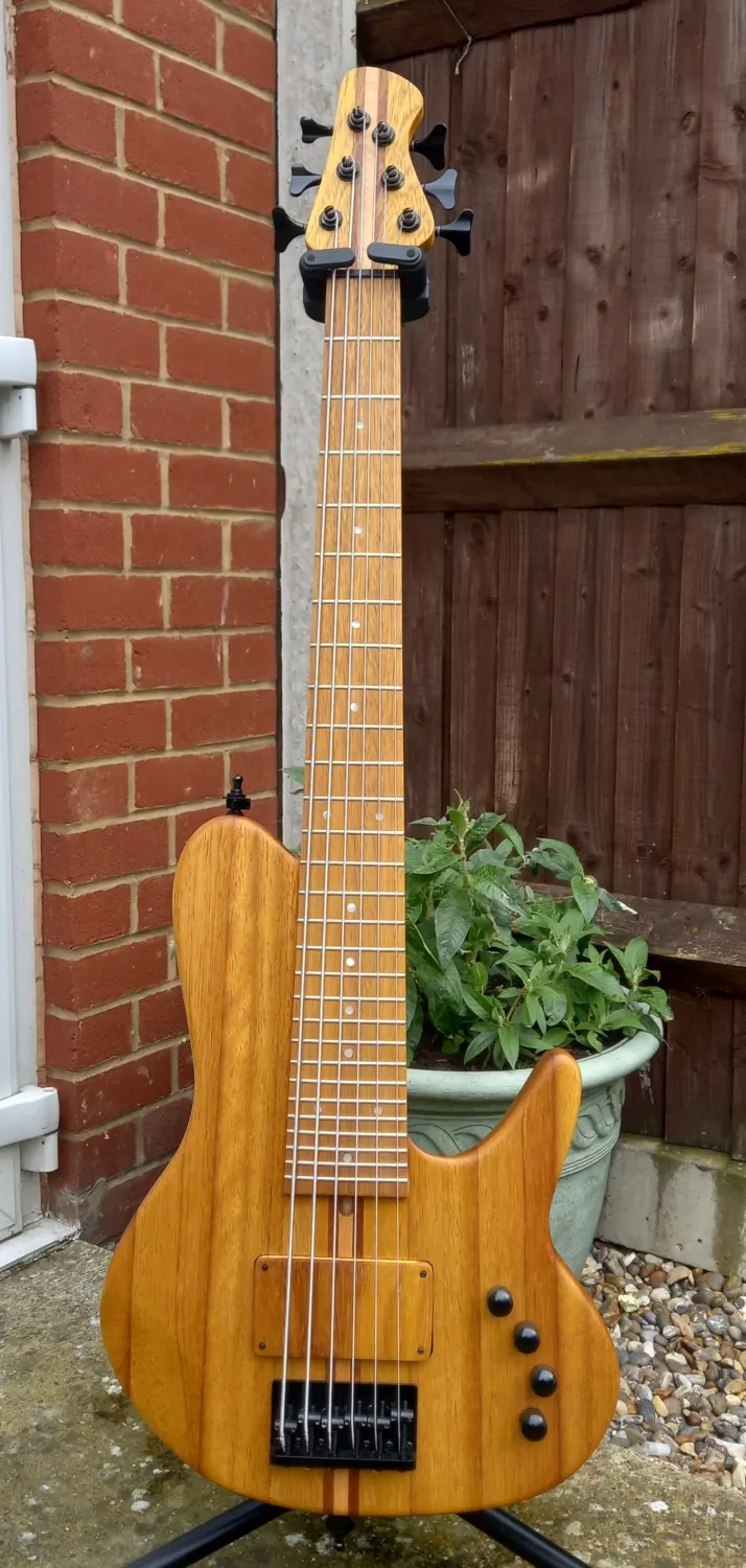 - Chyla singlecut 6 Basszusgitár 6 húros