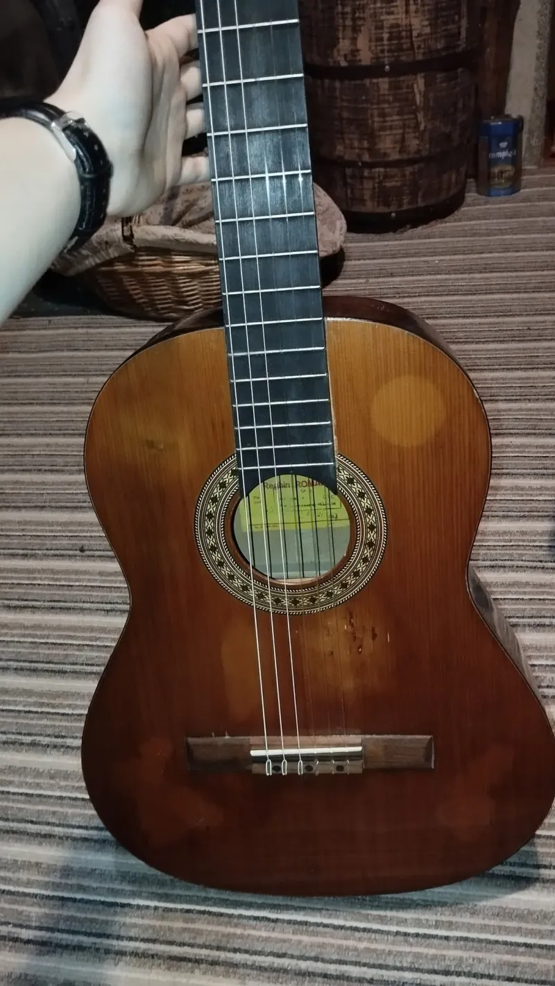 - Reghin 1983, Román gyártmány Klasszikus gitár