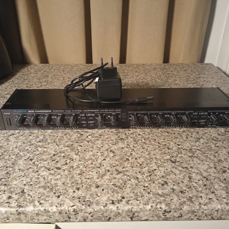 Alesis 3630 Kompresszor