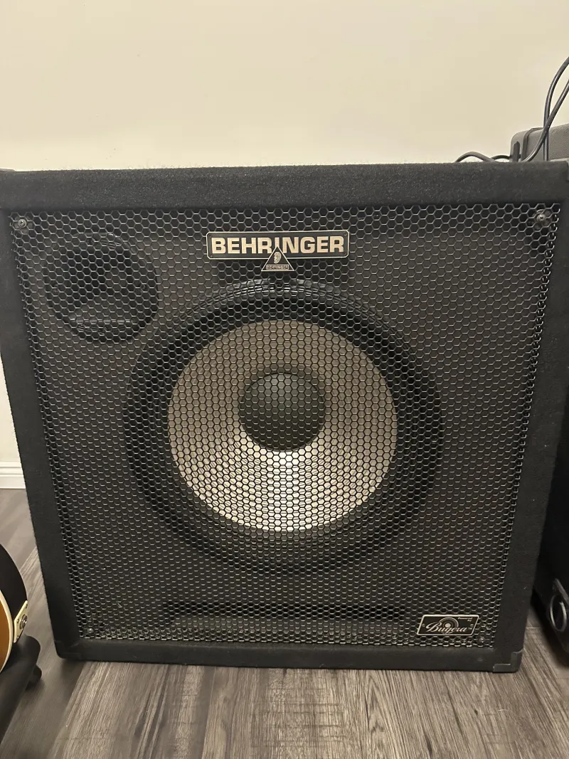 Behringer BA115 Basszus láda