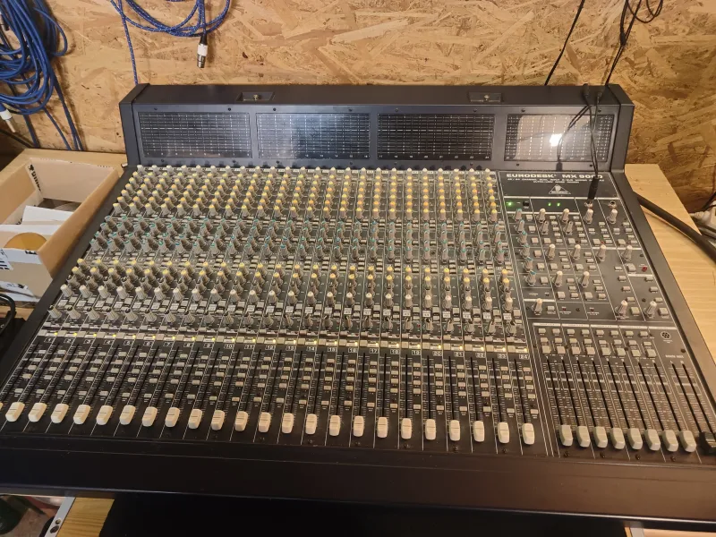 Behringer Eurodesk MX 9000 stúdió keverő Mixážny pult