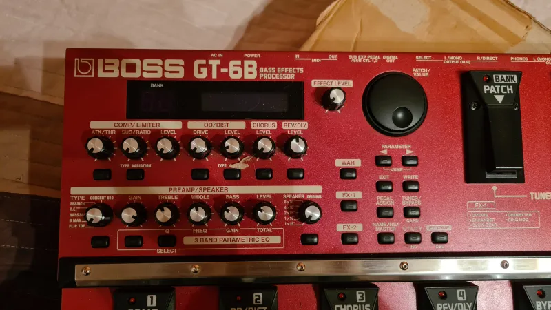 BOSS GT-6B Basszusgitár multieffekt