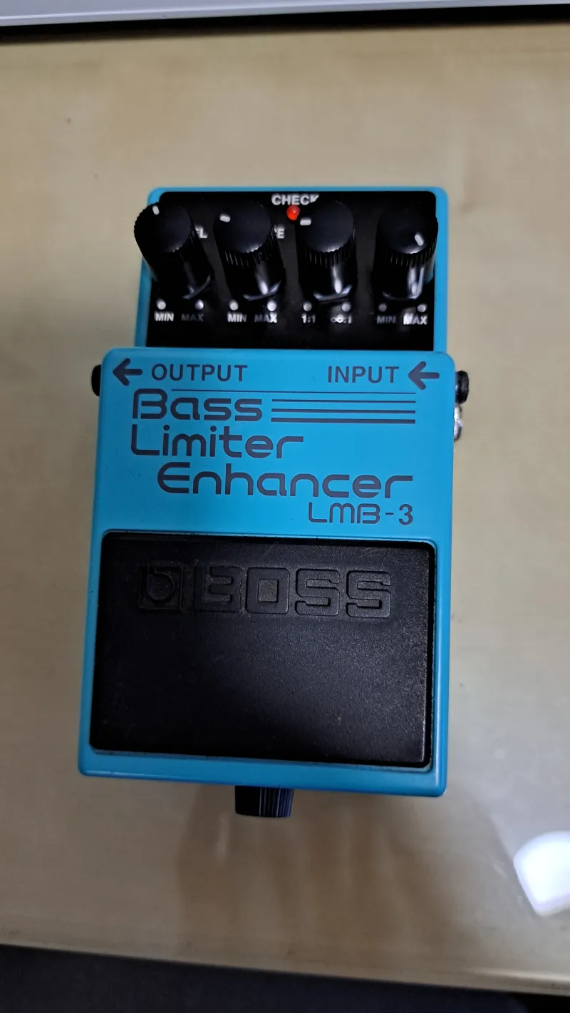 BOSS Limiter basový kompresor