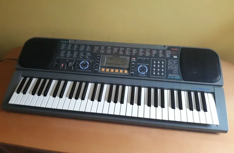 Casio CTK 601 Synthesizer