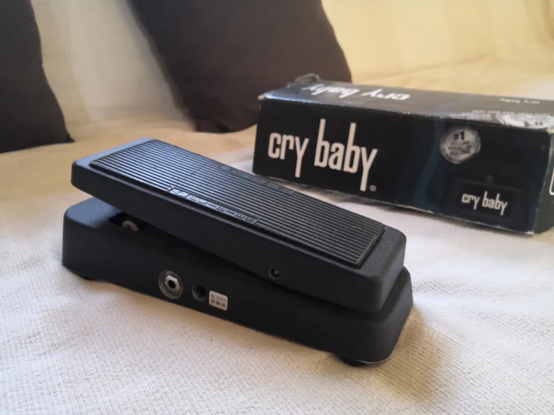 Dunlop Cry Baby GCB-95 é Bespeco VM18L hangerőexpression Effect pedal