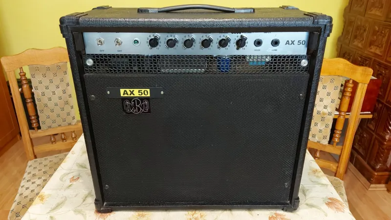Egyedi készítésű AX 50 csöves Gitárkombó