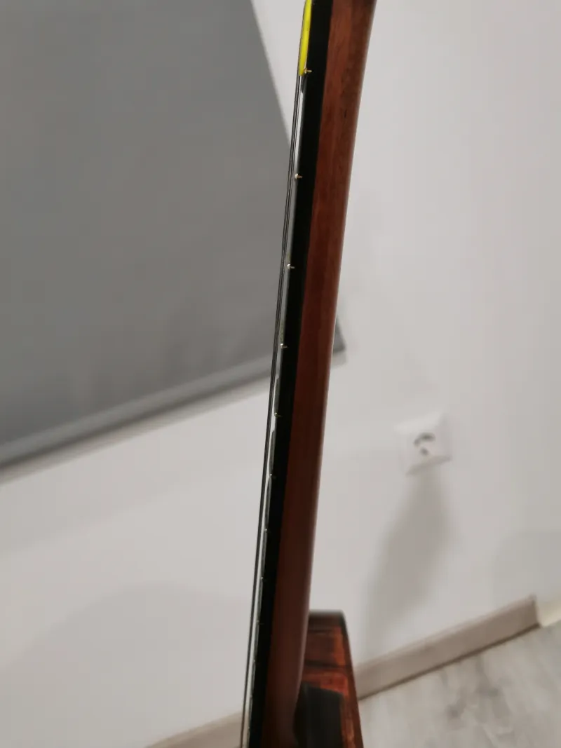 Egyedi készítésű Nagytestű Jazzová gitara