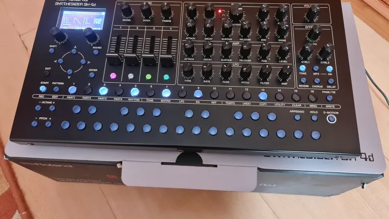 Roland SH4D Syntetizátor