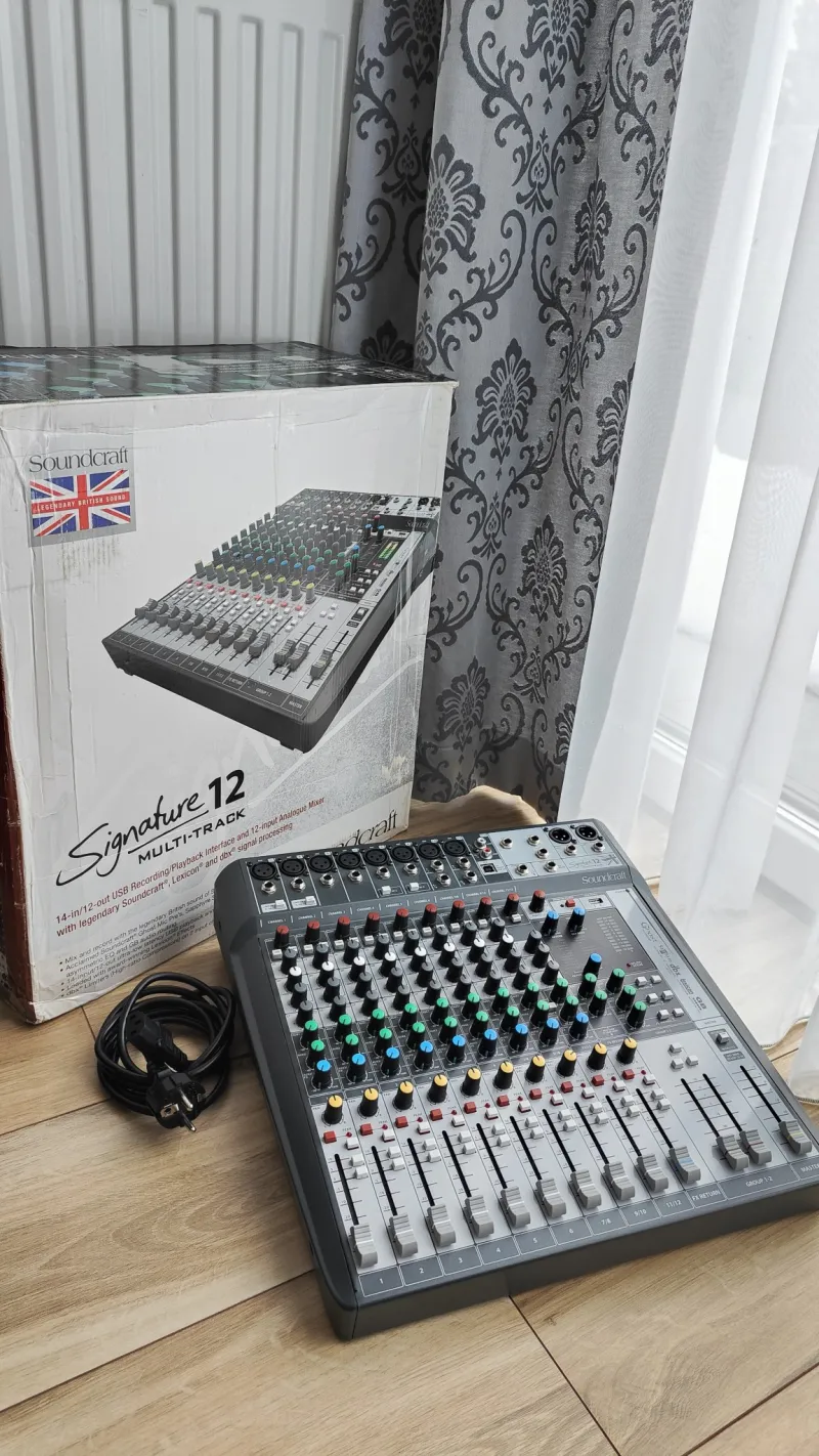 Soundcraft Signature 12 MTK Mixing desk