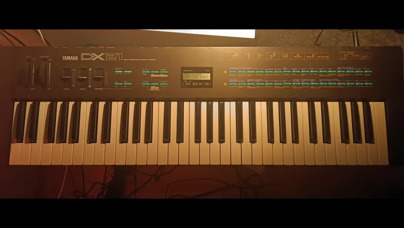YAMAHA DX21 Synthesizer