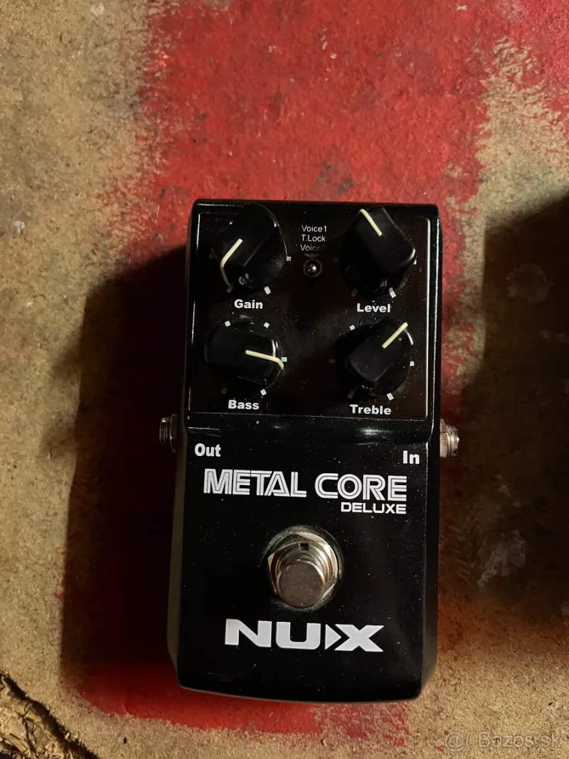 - BOSS, NUX Efektový pedál