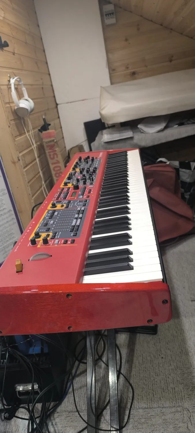 NORD Stage 2 ex 76 hp Piano synthesizer