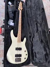 Peavey Usa Bass guitar - Keszis [Today, 9:41 am]
