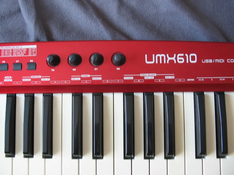 Behringer UMX610 MIDI keyboard