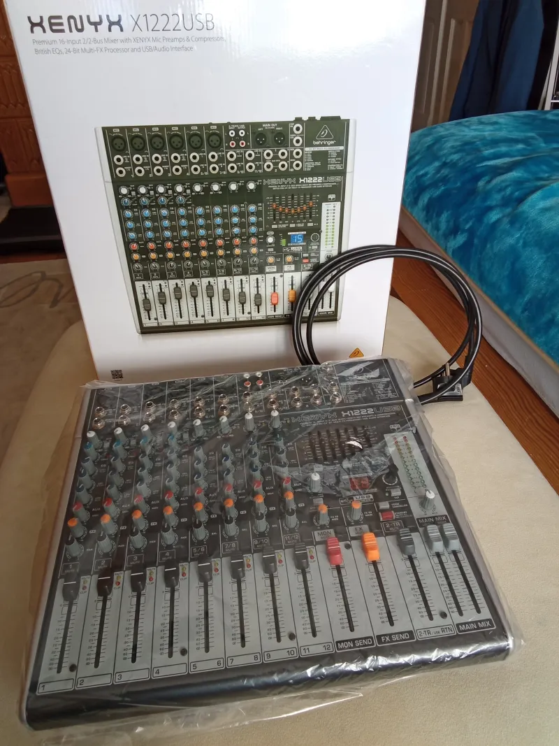 Behringer Xenyx X1222 Mixing desk