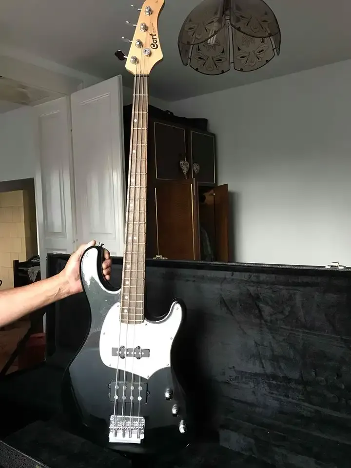 Cort  Basszusgitár