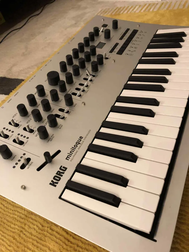 Korg Minilogue +Decksaver Sintetizador analógico