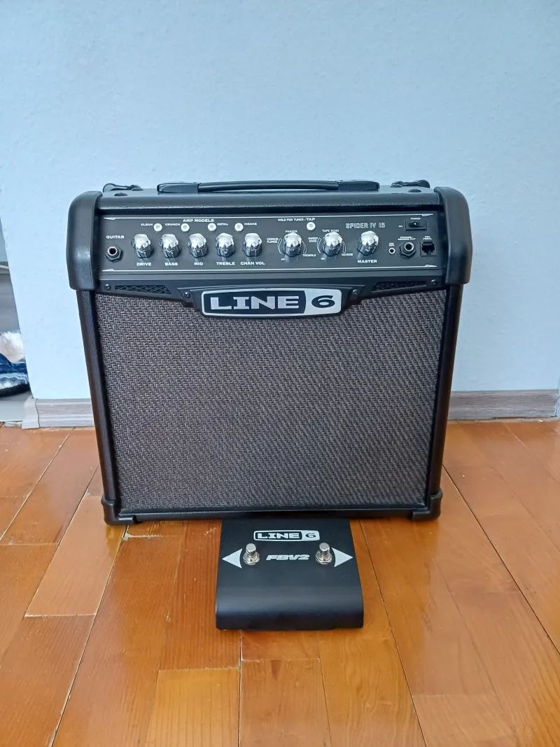 Line6 Spider IV 15 gitárkombó + FBV2 lábkapcsoló Modellező gitárerősítő