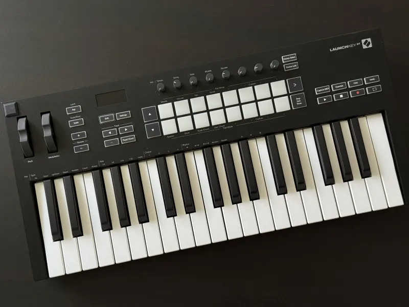 NOVATION Launchkey 37 MK3 MIDI keyboard