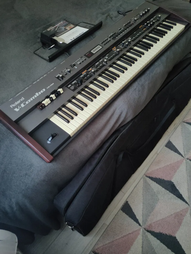 Roland VR-760 Synthesizer