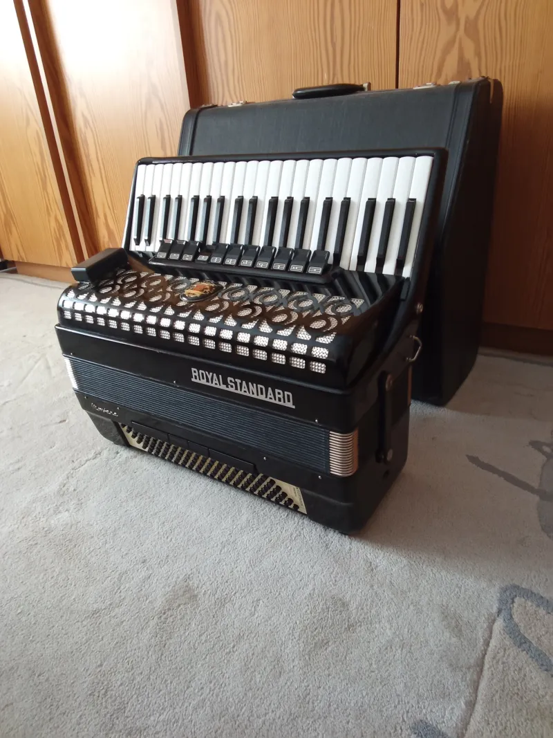 Royal Standard Montana 120 B Accordions
