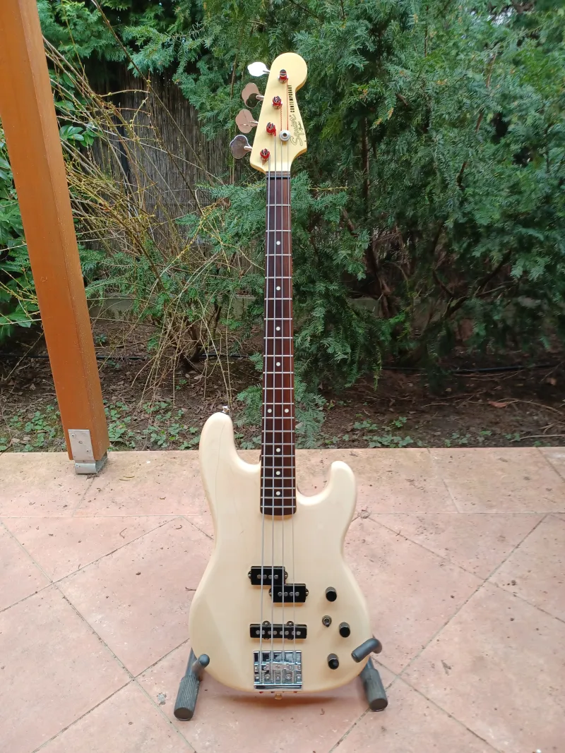 Squier SPJ 1985-ös Bass Gitarre