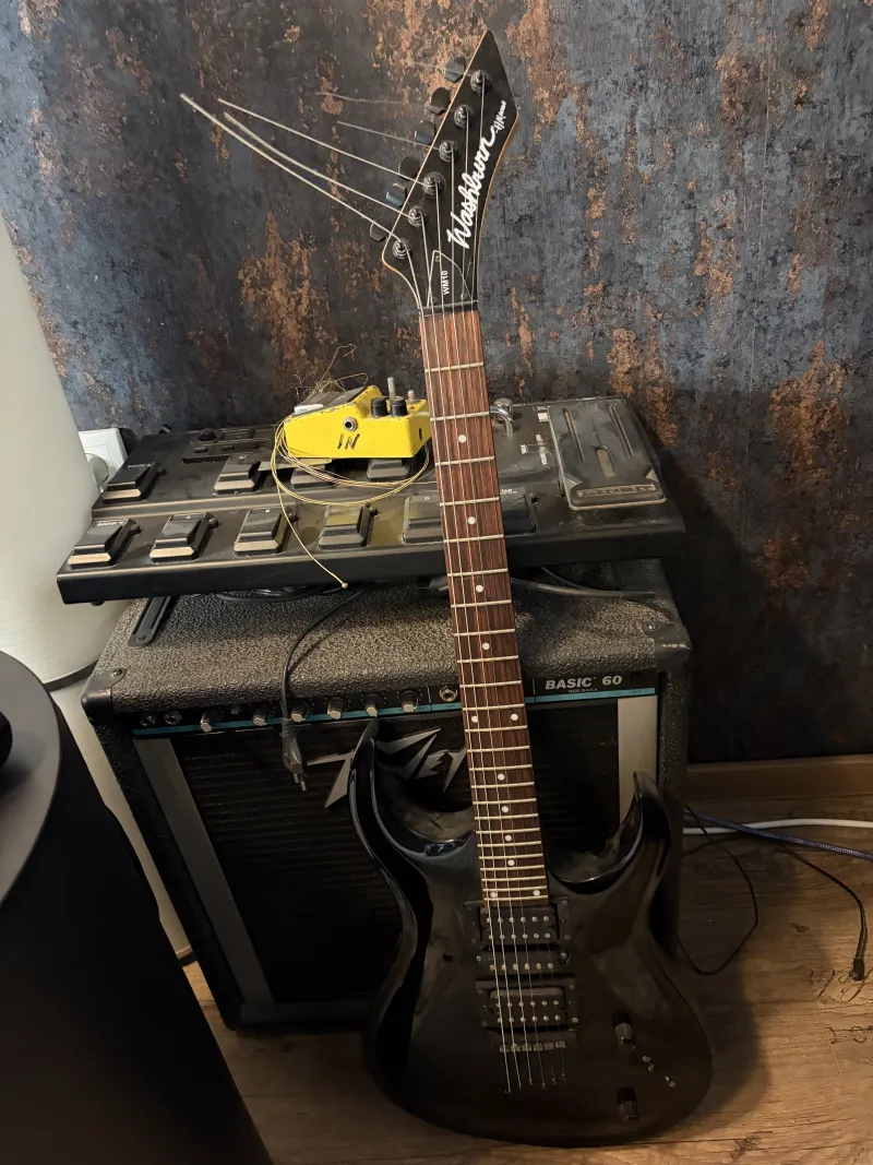 Washburn Wm10 + Line9 efekt+ Peavey kombo Guitarra solista