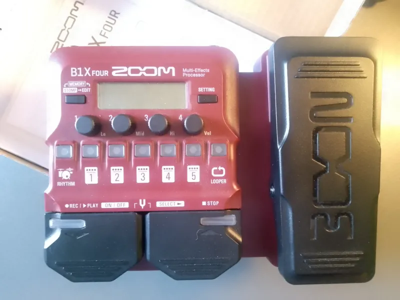 Zoom B1xFour Multiefectos de bajo