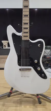 Gear4music 638 Baritone + Fishman Fluence Modern