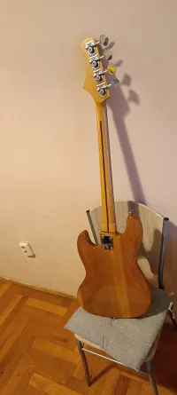 Johnson Basszus fretless