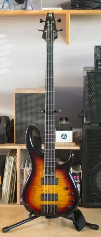 Modulus Quantum 4 FretlessKőris test, lángolt juhar top, grafit nyak, phenolic fogólap.Bartolini soapbar hangszedők és 3 sávos EQ.2004-es, ebben már van nyakpálca.Hibátlan, karcmentes állapot, gyári tokkal.Budaörsön kipróbálható, alku NEM lehetséges, [...]