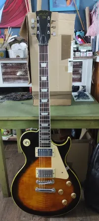 - Les Paul stílusú