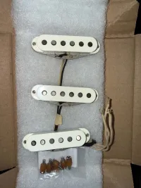 Fender USA Pure Vintage 65 Grey Bottom