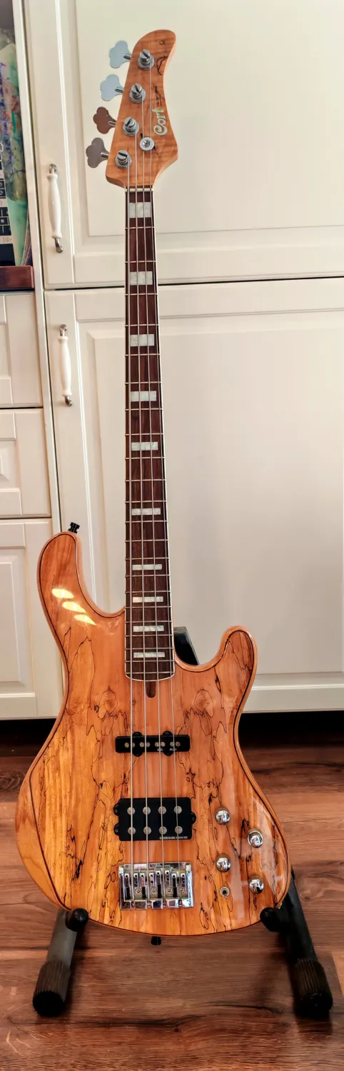 Cort GB94 Bajo eléctrico